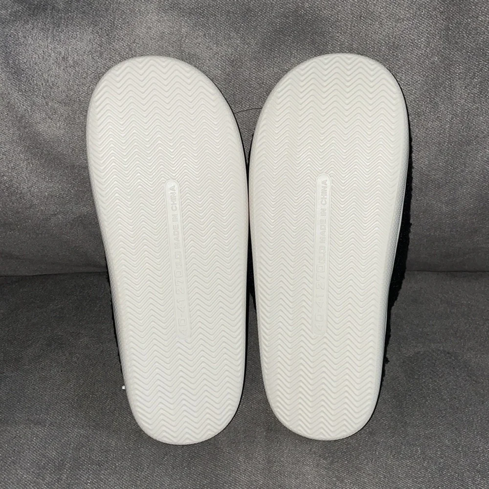 NWOT Women’s Black Smiley Face Slippers size 7 - 7.5 - Picture 4 of 4